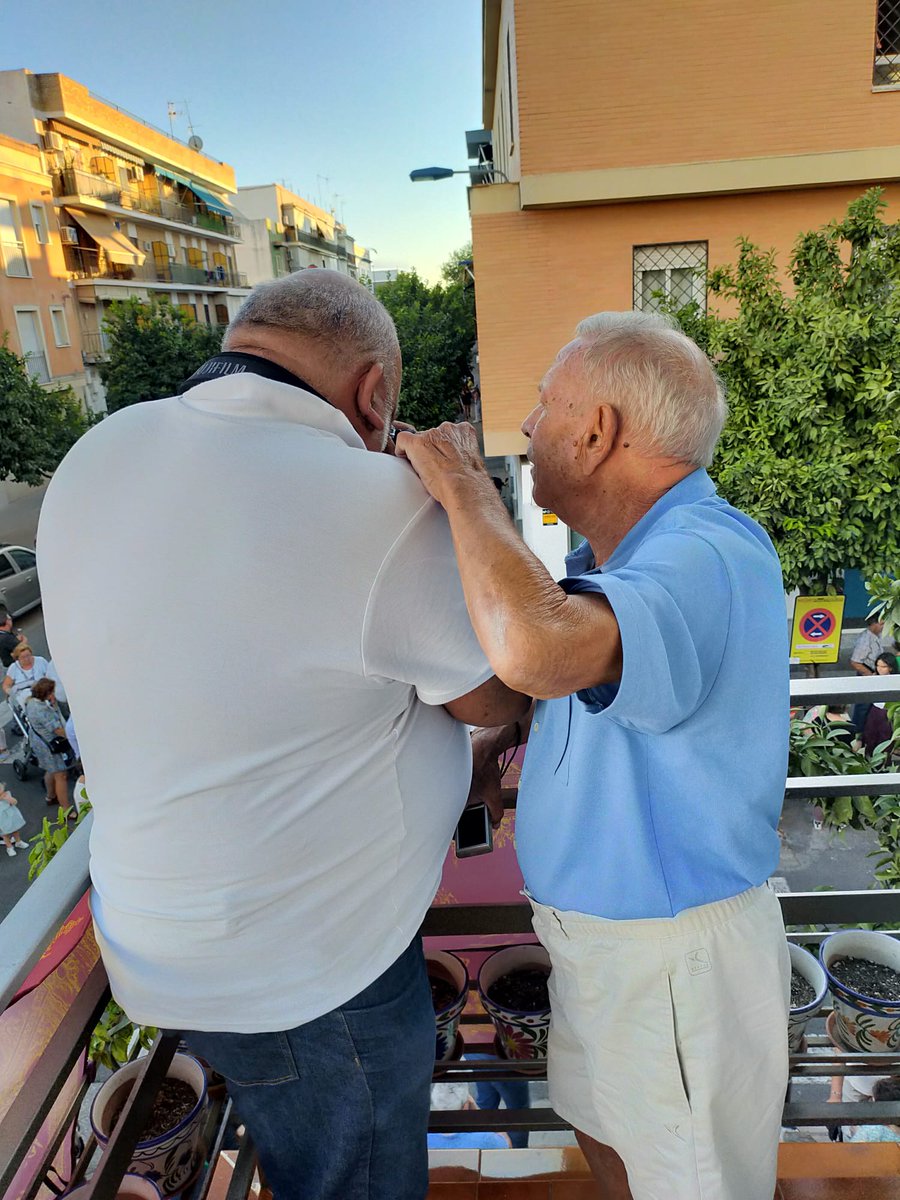 sultantrianero's tweet photo. Antonio Sánchez Carrasco senior y júnior juntos pasaba la vecina más ilustre por debajo hermano @GRayoVictor yo sabes de donde soy hermano, pero Dolores es 37 años siendo vecinos. Ahora Lola y yo viendoos desde S Este . Y la Niña de Arenal coronada ya mismo. Abrazos @LaPasion7TV https://t.co/4Ecm5i8l2x