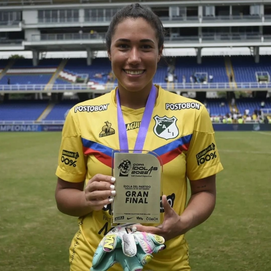 FeminaFutbolCol's tweet photo. #CopaIdolas 🏆🔥
Vanessa Córdoba (@vcordoba1)🧤 fue la "ídola del partido" en la gran final del Deportivo Cali ante Mineiro🇧🇷 por la #Copaidolas, luego de atajar el penalti que le dio el título al cuadro 'azucarero' 🥳.
@galoffeminino 3 (1)⚽️ @deportivocalifemenino 3 (2)⚽️ https://t.co/VD3Q3IJ2O1