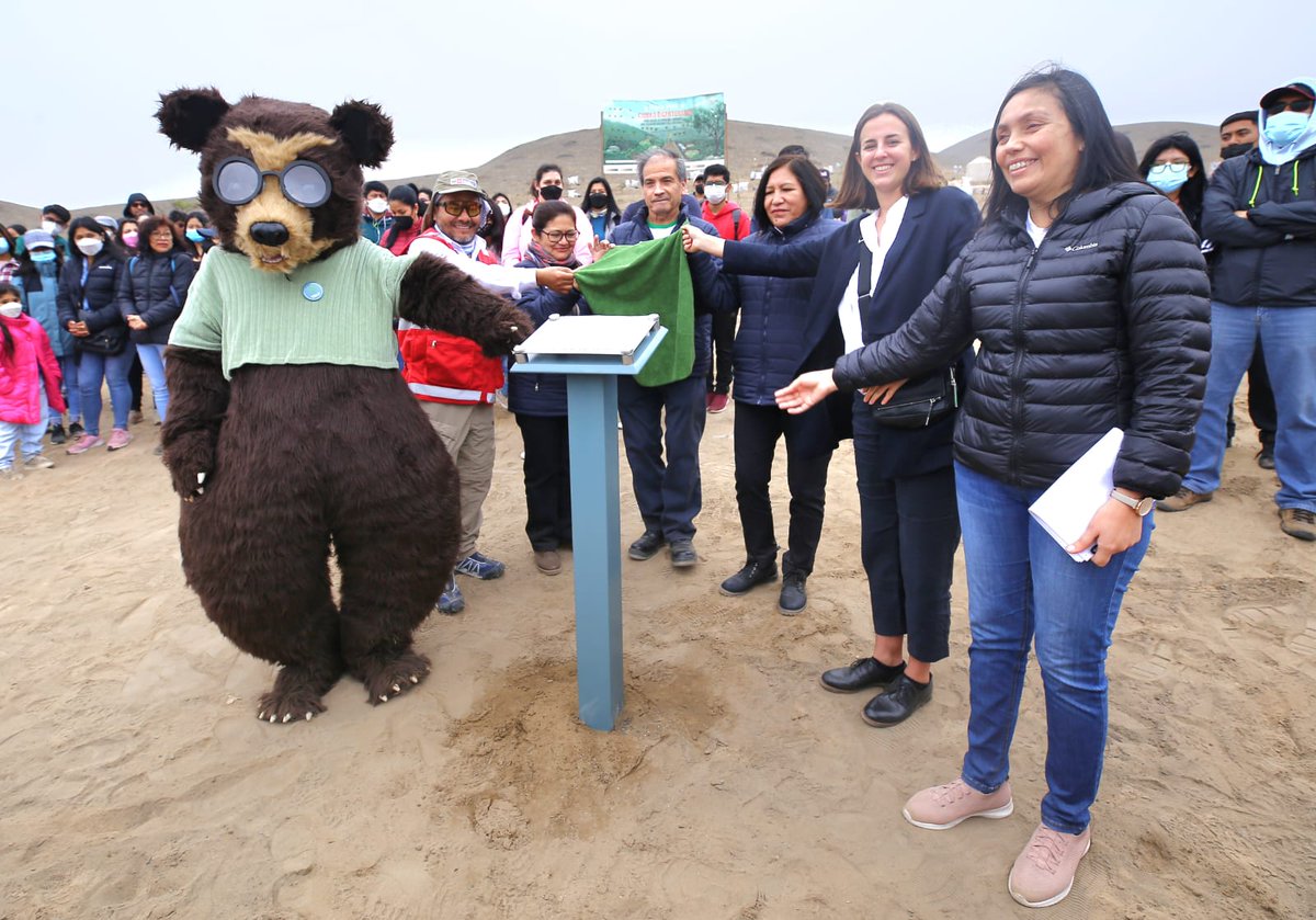 MinamPeru's tweet photo. 📢 El titular del Ambiente saludó la participación de la @UKinPeru y de los jóvenes de @elbritanico en la plantación de especies nativas a lo largo de la Franja Verde del proyecto multisectorial Ciudad Bicentenario.
#TierraSoloHayUna 🌎 https://t.co/4xLKUeHLN6