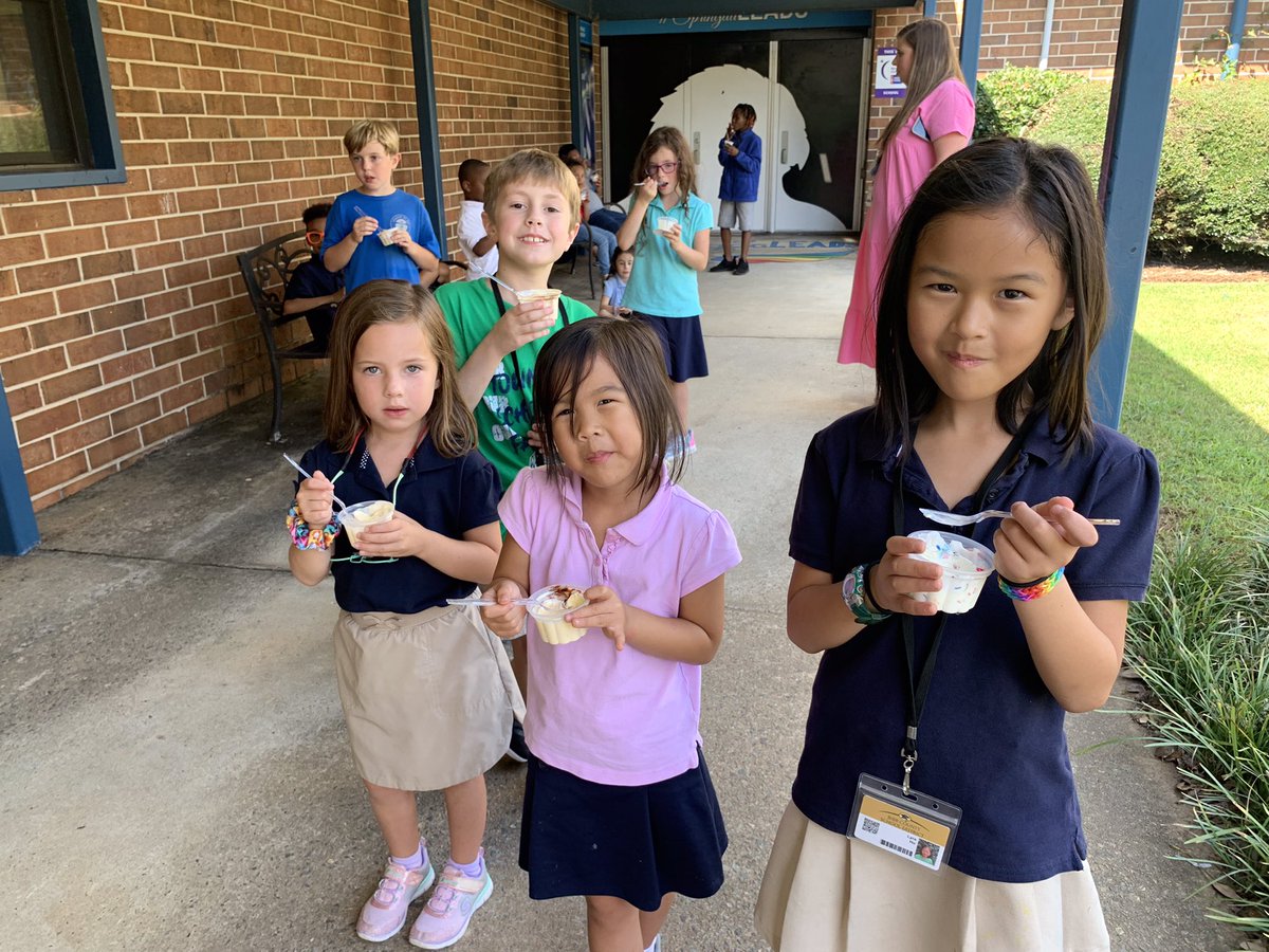 SpringdaleMacon's tweet photo. I read, you read, we all read for ice cream! These beautiful children raised funds for school field trips by reading and got to hang out together with cold treats! #SpringdaLEADS #Built4Bibb #Built4Reading https://t.co/FiwbkQ7wgB