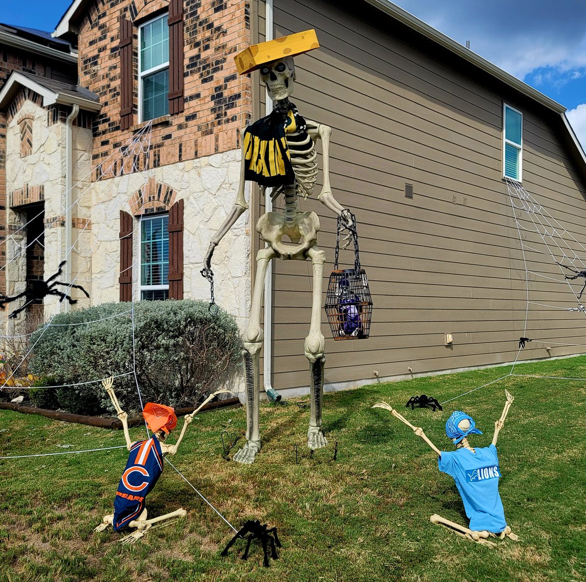 EdwardsTara08's tweet photo. When your love for Halloween and the Packers combines, this is the end result. What better way to say we rule the North! 🤣☠️💚💛 https://t.co/P88hFNpp0v