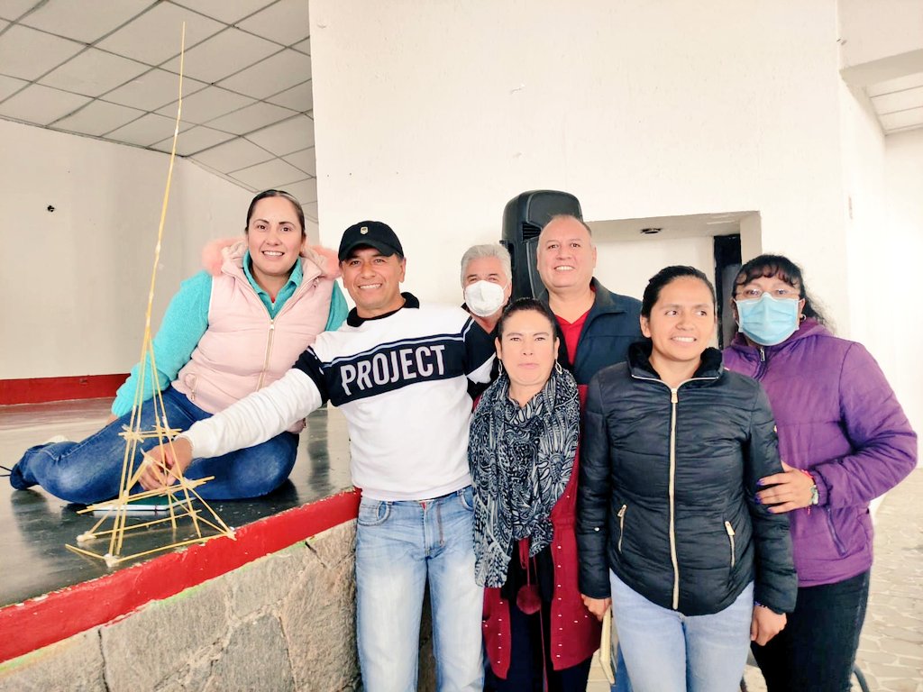 Hoy se capacitó a los servidores públicos en materia de "Servicio a clientes" con el propósito de mejorar la atención ciudadana.

Esto fue posible gracias a la colaboración con el <a href="/ITSHuichapan/">INSTITUTO TECNOLÓGICO SUPERIOR DE HUICHAPAN</a> a través del Profesor Gustavo C. Medina.

#GobiernoDelPueblo
#NopalaDeVillagrán
