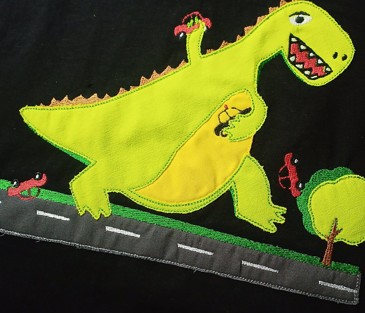 glckskind_de's tweet photo. @asltf @Azetbur @quarqij @Berlinradlerin @Xleipnir Wir experimentieren außerdem an einer gestickten Version von #Carzilla, hier als Appliqué: https://t.co/AN7zr3LHsX