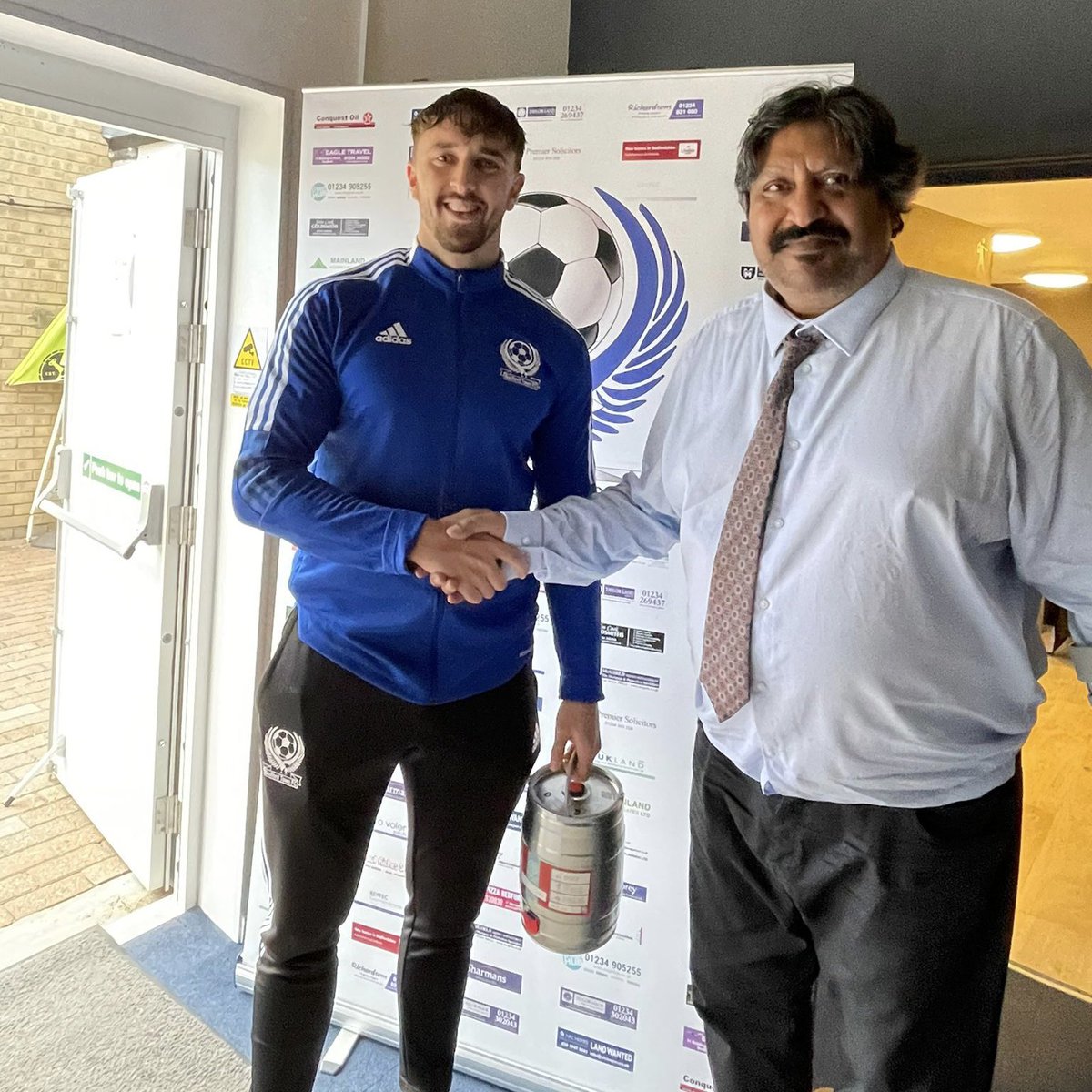 BedfordTown's tweet photo. 🍺 | 𝙈𝙖𝙣 𝙤𝙛 𝙩𝙝𝙚 ���𝙖𝙩𝙘𝙝

Today’s @BKBedford Man of the Match, as voted by you on twitter, goes to #Eagles second goal scorer @CharleySanderss 💪🏼

Thank you to Bobby Sandhu for presenting Chas with a 5L keg of delicious locally made craft beer!

#BTVIT // #COYE https://t.co/uaHqRL908m