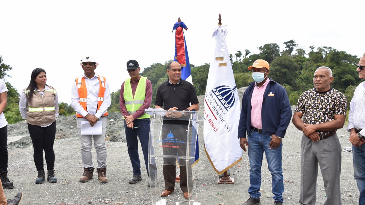 Para mejorar las condiciones laborales de los mineros en Barahona, el Ministerio de @Energiayminasrd inicia los trabajos de reestructuración de la mina de larimar, con una inversión de más de RD $13 millones. 🇩🇴📢