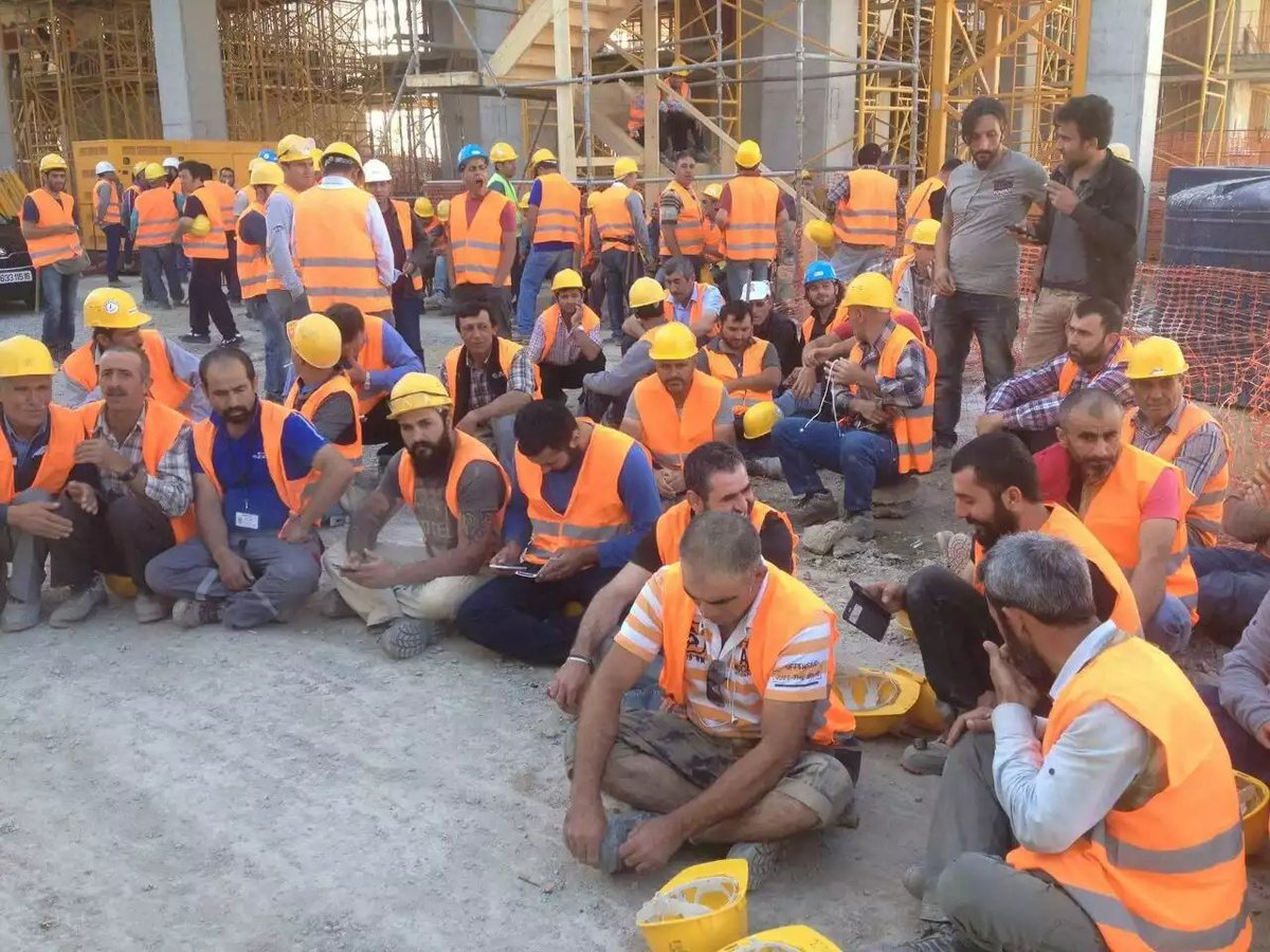 "NEDEN BU FOTOĞRAFTA HİÇ KADIN YOK????????" duyarını asla göremeyeceğiniz bir fotoğraf. Mekân şantiye değil meclis, ofis veya yüksek statü iması taşıyan bir yer olunca güç dilenmek, şey pardon eşitlikçi olmak aklımıza geliveriyor.