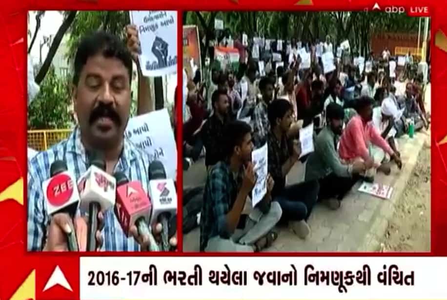 RATHODRAMESHS14's tweet photo. #આજે_ગુજરાતનું_યુવાધન_છેલ્લા_દસ_દિવસથી #ગાંધીનગરમાં_આંદોલન કરી રહ્યા છે
#SRPF_1168 ઉમેદવારો નિમણૂક આપો 
#આ_ડબલ_એન્જિન_સરકારને_દેખાતું કેમ નથી
#ગાંધીનગર_મોટી_સંખ્યામાં_ઉમેદવારો_નું_આંદોલન
#OBC_SC_ST ના ઉમેદવારો 
@sanghaviharsh 
@Bhupendrapbjp 
@jigneshmevani80 
@CMOGuj @CRPaatil https://t.co/8TzfxojADd