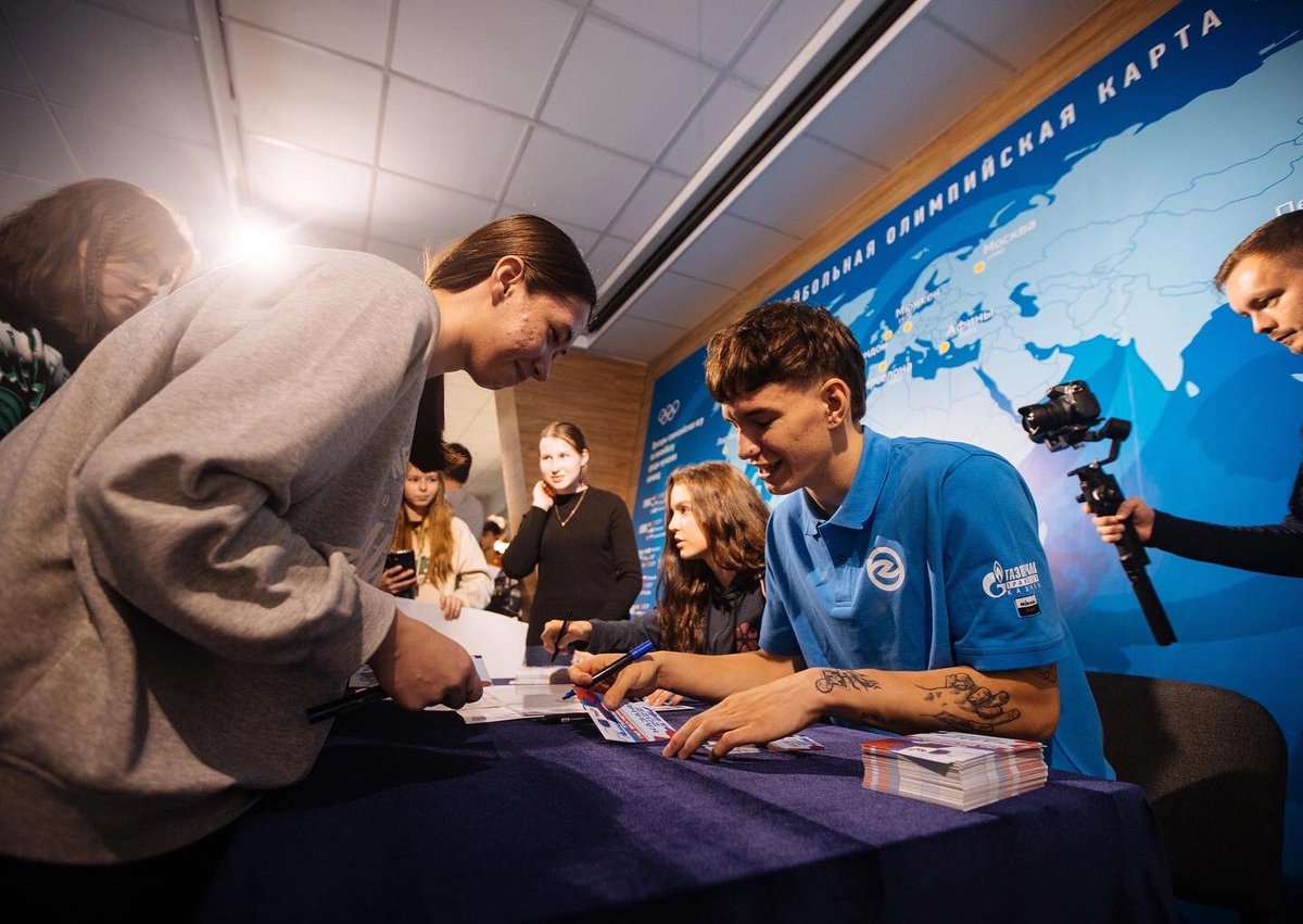 volleyzenit's tweet photo. 📸 Автограф-сессия Ильи Фёдорова и Дарьи Заманской! #5ZEN https://t.co/7ewuzNkC8M