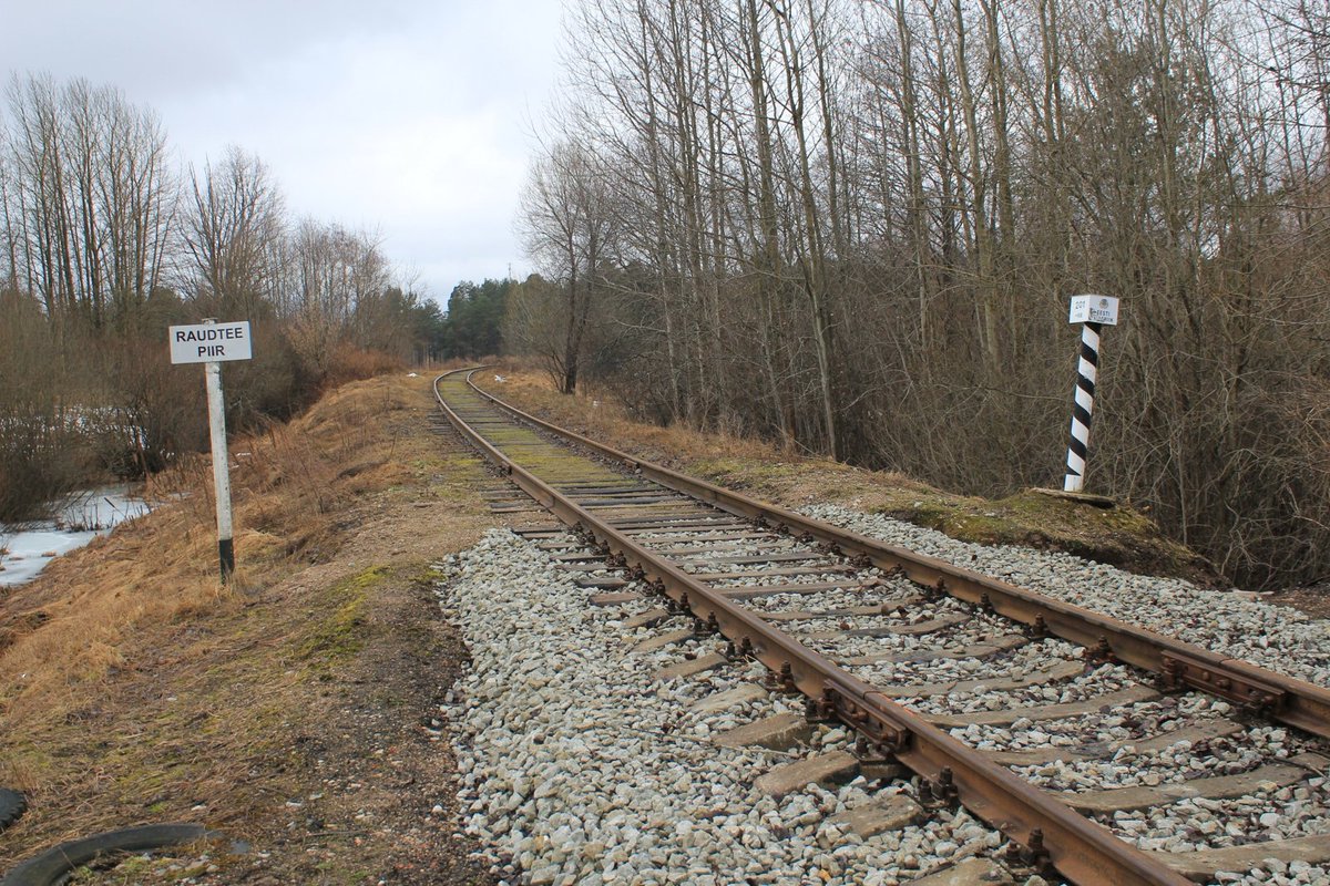 Pillandia's tweet photo. EE - Valga-Valka raudtee piir.
EN - International border of the railway between Valga (Estonia 🇪🇪) and Valka (Latvia 🇱🇻).
57°46'08.7"N 26°01'24.9"E.
Photo 1: 1930;
photo 2: 2012.
https://t.co/wAZH0AWVVt
#ValgaValka #Railway #Raudtee #Estonia #Eesti #Latvija #Latvia https://t.co/dDe5oTYnHX