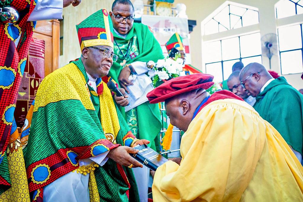 mosky101's tweet photo. When PDA and data boys like Tundeglasses are messing up around timelines with lies of #election2023 my principal, ijaya Oko Dapo is getting all Christians support in the state and bag being a Knight.
#LadoTripleA2023
#OgunPDP
#ladoxTripleA
#Olaogundipupo https://t.co/wACiX3q7oY