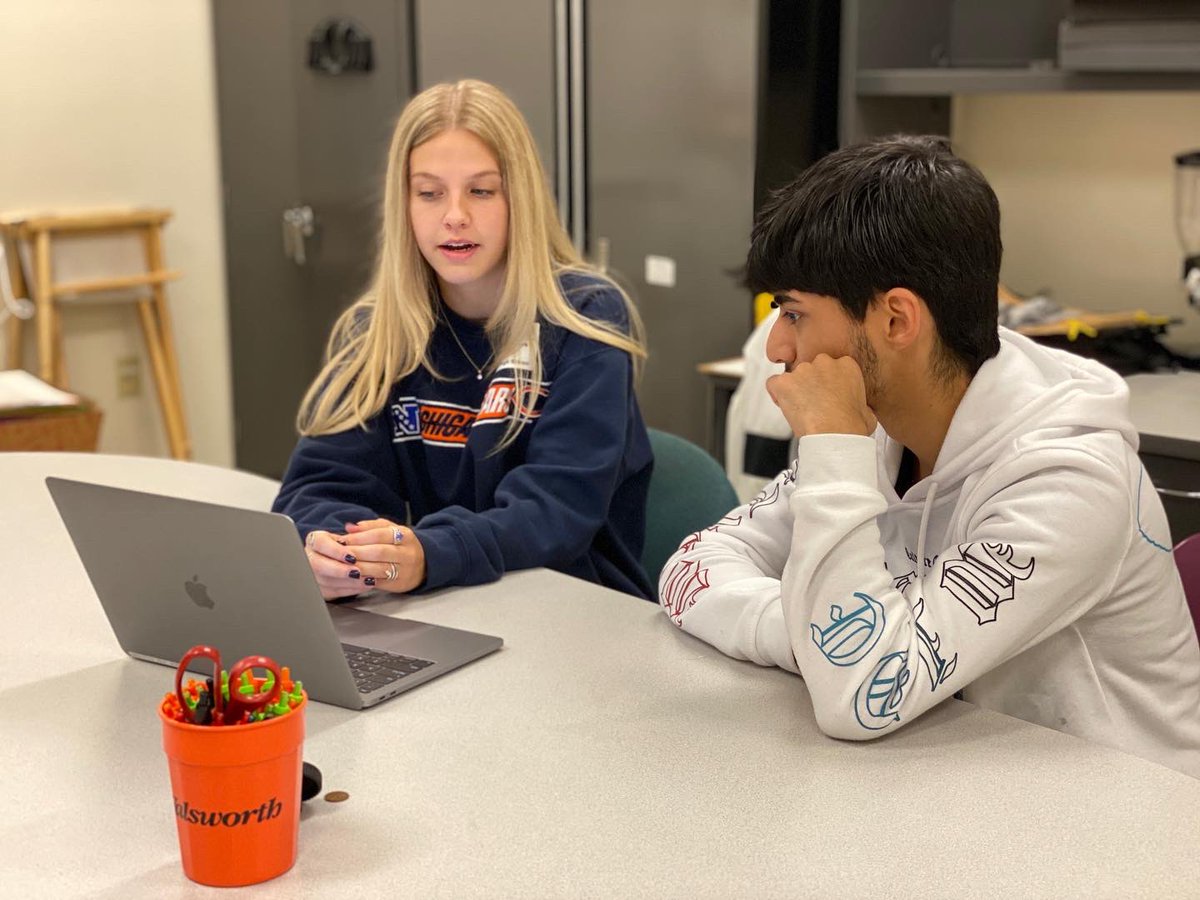 2019 grad &amp; copy editor Madi Rios was in yesterday &amp; spent time w/ senior Kevin Vazquez to talk about the journalism program at <a href="/UWMilwaukee_/">Milwaukee</a> . We love when our alumni come visit &amp; share their experiences.  
#steppingintothefuture #weareit #journalism #scholasticjournalism