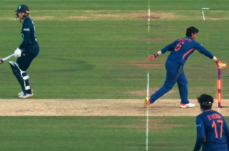 Cricketracker's tweet photo. Deepti Sharma did run out at the non-striker's end.

What are your views on that?

📷: England Cricket/ Twitter https://t.co/CuUyyJyJu0