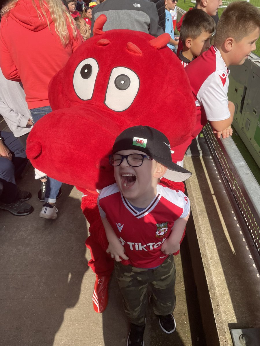 Sprowser's tweet photo. Not a bad first game for the little fella #WrexhamAFC https://t.co/0eHywAYbuJ