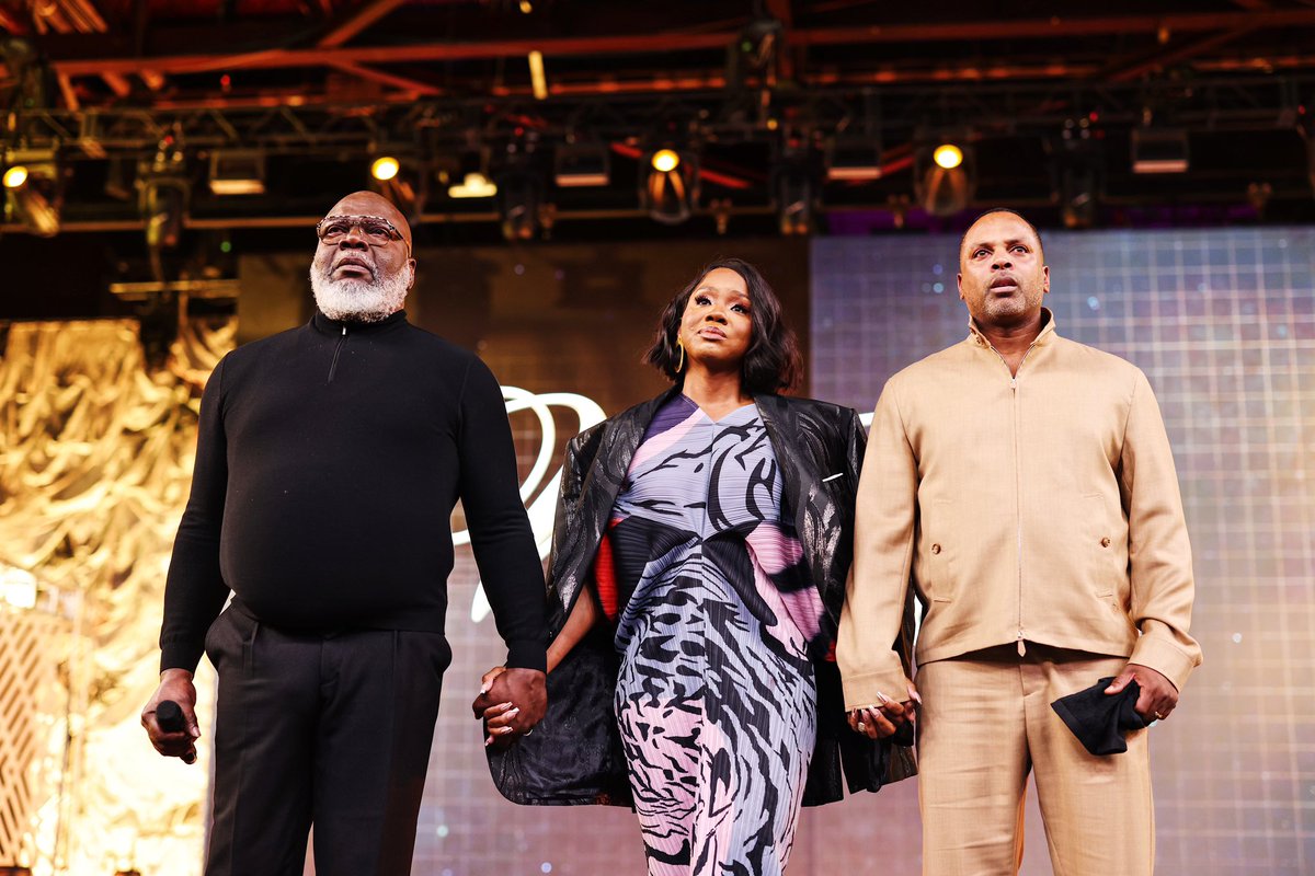 BishopJakes's tweet photo. I couldn’t be prouder to share this moment with you, @SJakesRoberts. You have grown from my baby girl whose coat I put over into a powerhouse preacher. So, with great honor, I pass the torch of women’s empowerment to you! I decrease so that God will increase you forevermore. https://t.co/P1laPqXDIn