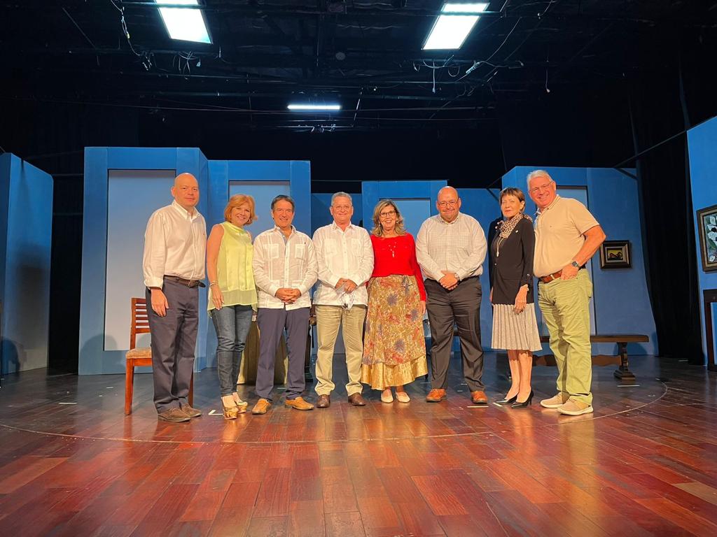 El presidente de APAVIT, Sr. Juan Carlos Fernandez junto a miembros de su junta directiva,  el Sr. Ovidio Diaz, presidente de la Camara Nacional de Turismo ( CAMTUR,) el presidente de ALAP, Sr. Carlos Conde, se unen para celebrar la Noche de APAVIT, en el Teatro en Circulo.