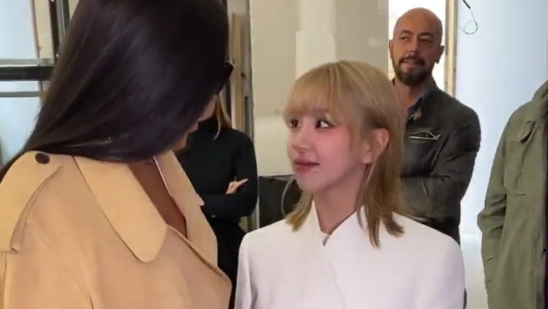 jypesmyoui's tweet photo. chaeyoung with naomi campbell gotta be one of the iconic moments https://t.co/IWflA3qC8O