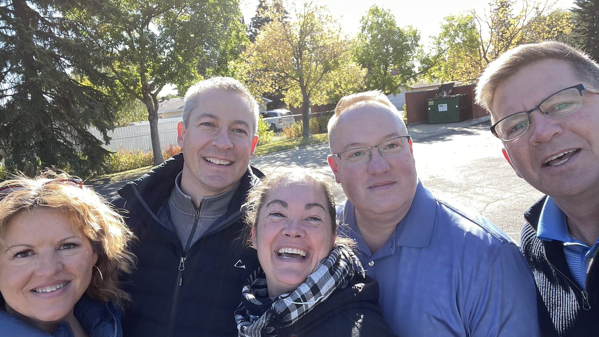 _TimCartmell's tweet photo. Really enjoyed spending some time this morning with The Church of Jesus Christ of Latter-day Saints in support of their Edmonton Food Drive! Not too late to drop of non-perishables at 53ave &amp; Whitemud! #yegcc #yeg https://t.co/7UVp4A3iko