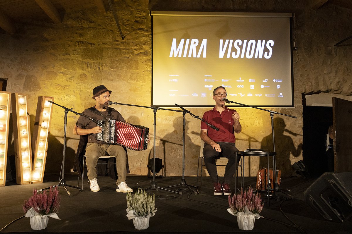 lamira's tweet photo. Engega la gala de la segona edició dels #PremisMiravisions de fotoperiodisme! L’acte ha començat amb l’actuació musical de Carles Belda i Joan Garriga. Gràcies!

#Miravisions https://t.co/ncHNRlooaC