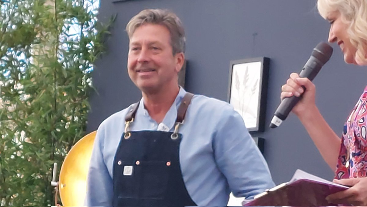 AthelbraeLtd's tweet photo. Lovely day @MalvernShows . Excellent exhibitions, Christmas presents purchased, fab talks with @kneesupgardener etc. Now for cocktails and supper @Handpickedhotel #StanbrookAbbey. https://t.co/SnRqHNFBvW