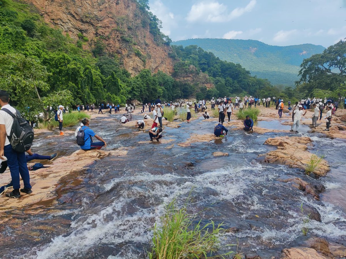 NCCDteOdisha's tweet photo. #NationalCadetCorps 
Odisha Trek Day 6- Cadtes trekked to Dokri Chanda waterfalls and Gura Handi caves of Odisha today.
@GovernorOdisha
@Naveen_Odisha
@HQ_DG_NCC 
@DHE_Odisha https://t.co/IZcxeHYG53