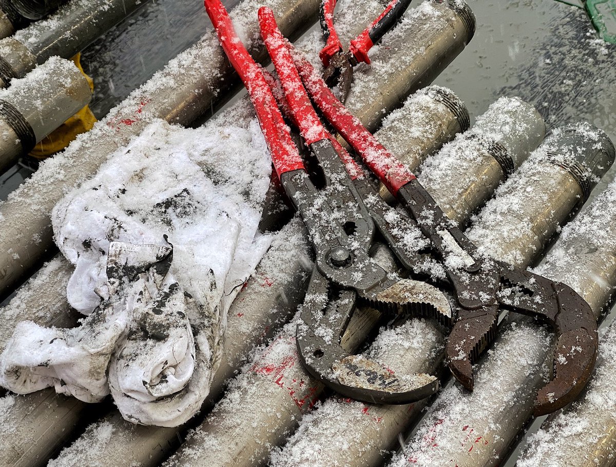 VolkerDiekamp's tweet photo. Working conditions this morning when #mebo200 came back from the ground. #msm111 #scientistsatwork #lifeatsea #letitsnow #marinegeology https://t.co/N4tZf3oM6K