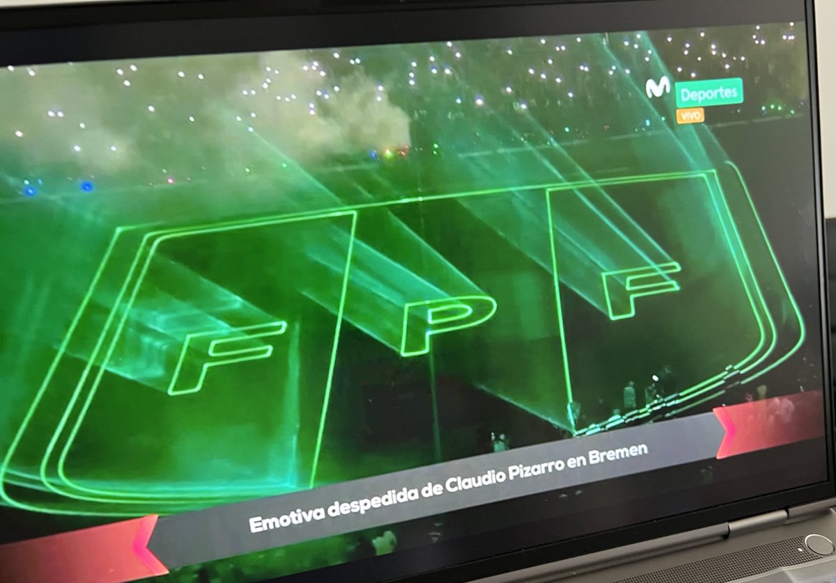 PieroPalomino9's tweet photo. 🇵🇪 La SELECCIÓN PERUANA presente en la despedida de Claudio Pizarro. ¡Imposible no emocionarse! 🥺💚 https://t.co/iq59hMpK63