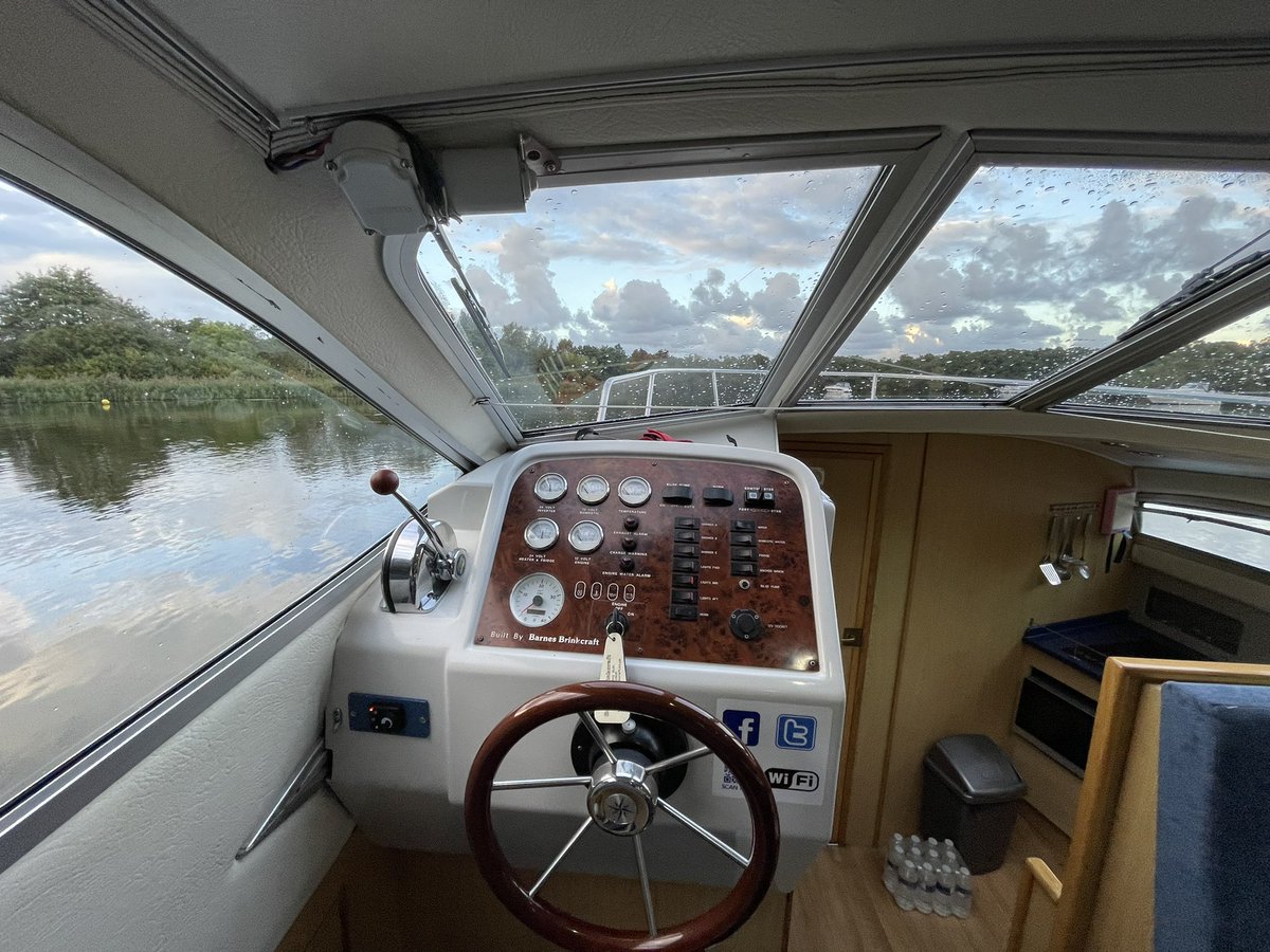 This week we’ve swapped MotorHoming for Boating 😉🛥 
#janawaysontour #boating #norfolkbroads