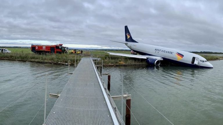 JostoMaffeo's tweet photo. 🛑 ✈️ AVIÓN ACABA EN EL ESTANQUE
Ha ocurrido hoy en #Montpellier #LFMT, #Francia.
Un #Boeing737 aeropostal #WestAtlantic en fase de aterrizaje no ha frenado, ha salido de pista y ha acabado en un estanque.
Ilesos los tres tripulantes, cerrado el aeropuerto.
@controladores https://t.co/hLWbMS0Fx2