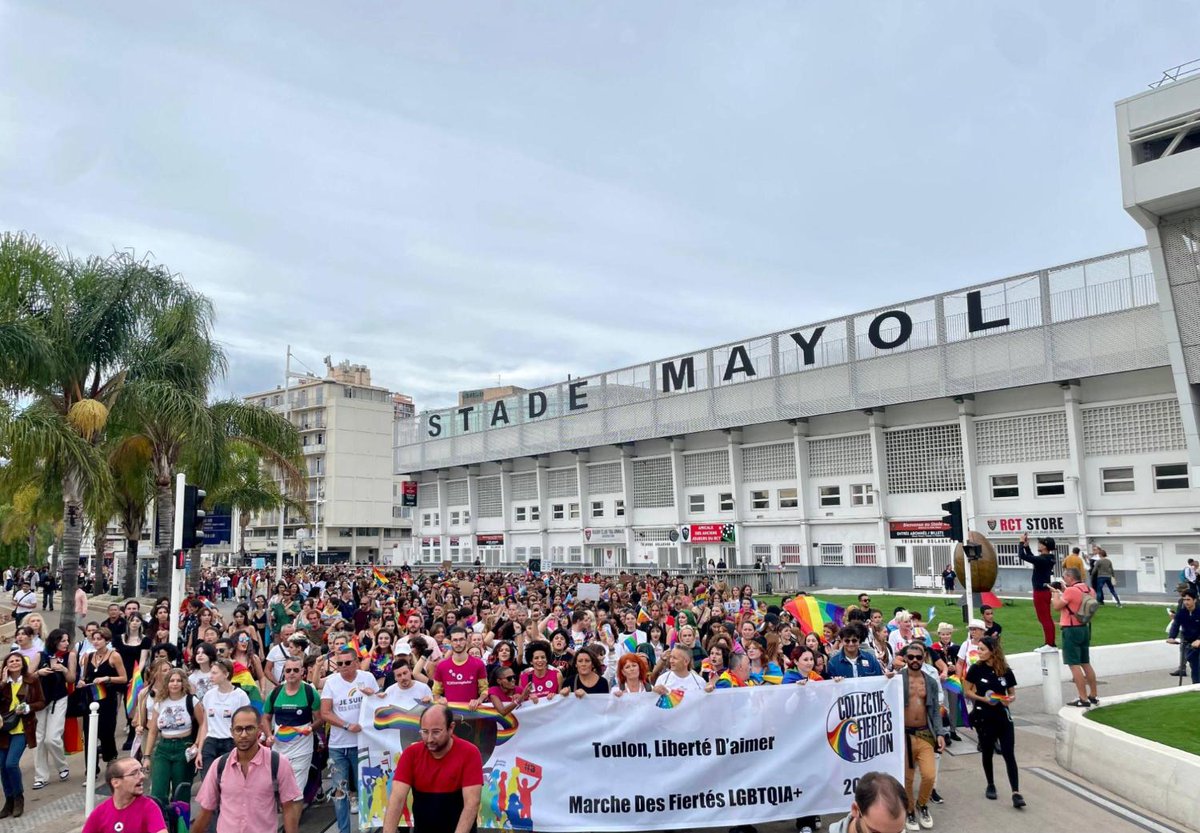 Var_Matin's tweet photo. "Que chacun vive sa vie comme il l’entend", des milliers de personnes défilent à la Marche des Fiertés à Toulon https://t.co/gD3a37ZHVk https://t.co/a73Xjssz9F