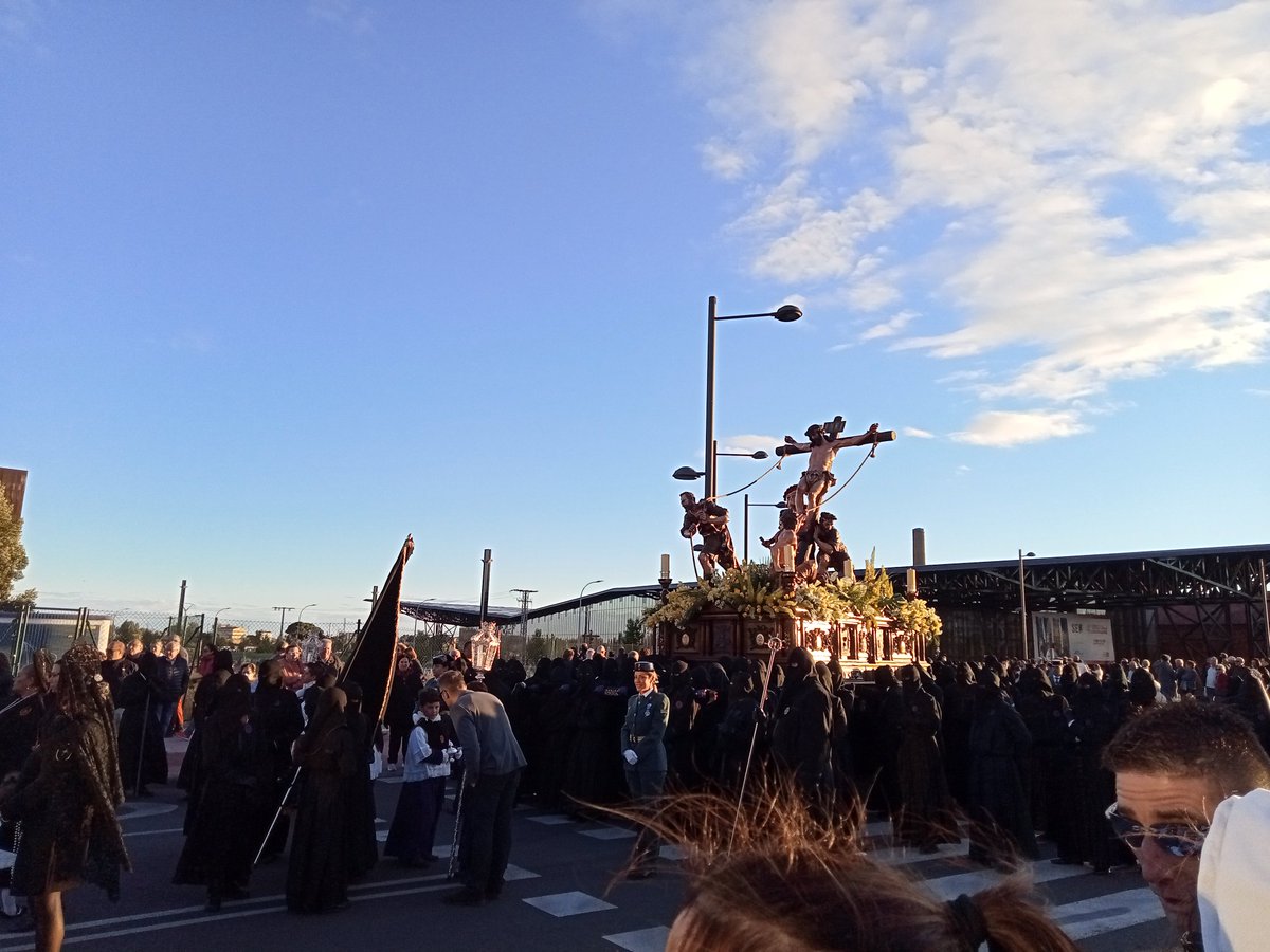 [19:52] el paso de la Exaltación, acompañado por <a href="/ccyttjhsleon/">cc y tt jhsleon</a> hace su incorporación a la Procesión extraordinaria del <a href="/33encuentroleon/">33 Encuentro Nacional de Cofradías León 2022</a> 
#SomosNazarenos