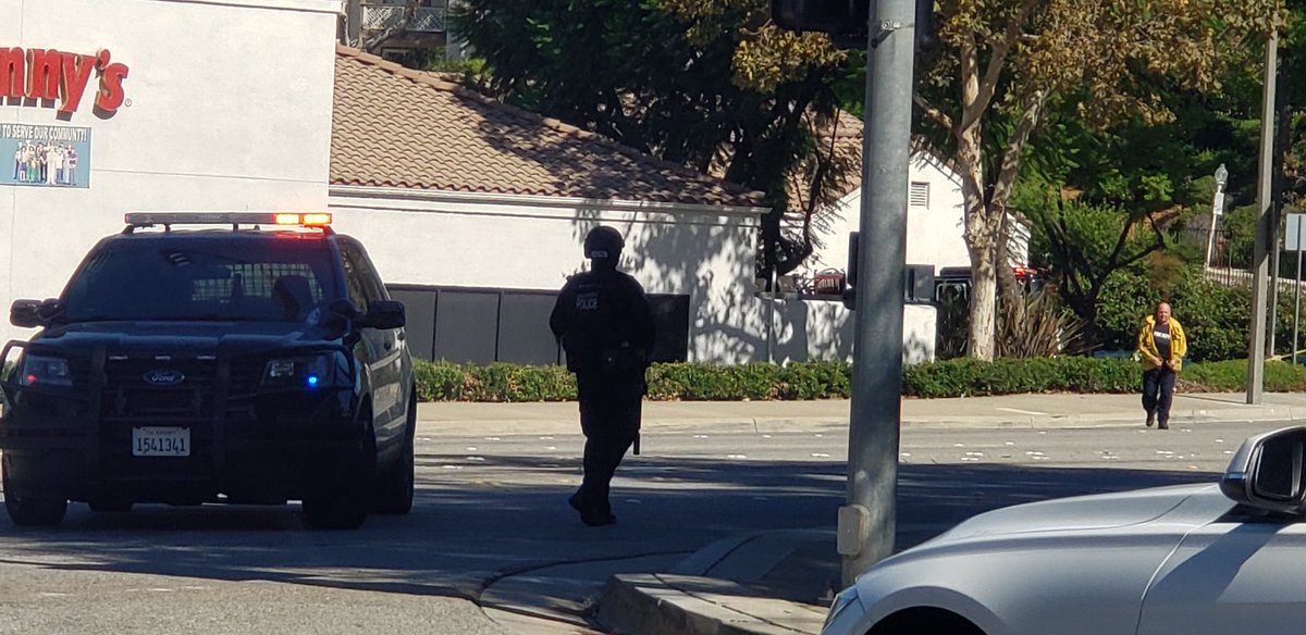 Seanovox's tweet photo. Shooter on the loose Pomona California. Temple and 57 freeway. @Patharveynews @KFIAM640 https://t.co/i0ItETwNuu