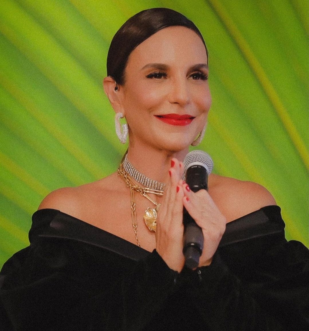 IsReino's tweet photo. A trajetória de Ivete Sangalo vem ganhando destaque nas escolas de todo Brasil.

Após ser homenageada no desfile de 07 de setembro em Juazeiro, Ivete foi tema da Expo Cultural no Colégio Souza Leão, em Olinda/PE.

📷 Ísis Delmiro https://t.co/oAbbWS0P83