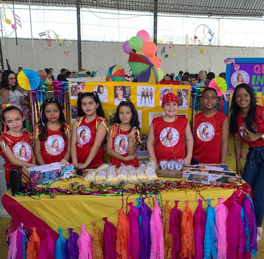 IsReino's tweet photo. A trajetória de Ivete Sangalo vem ganhando destaque nas escolas de todo Brasil.

Após ser homenageada no desfile de 07 de setembro em Juazeiro, Ivete foi tema da Expo Cultural no Colégio Souza Leão, em Olinda/PE.

📷 Ísis Delmiro https://t.co/oAbbWS0P83