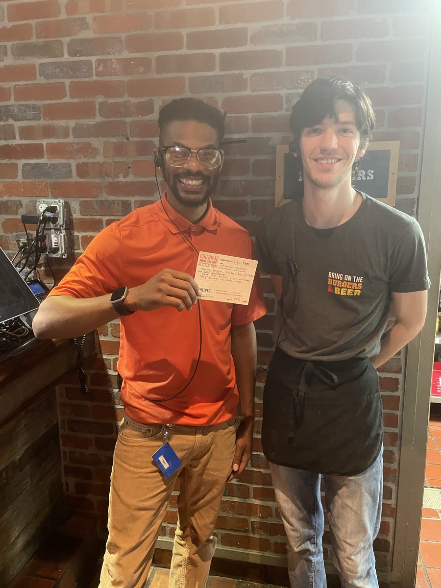 ChelsMarks561's tweet photo. Showing some #chilislove to logan! Rocking team service and owning his guest experiences!! Way to go Logan! #RightHereRightNow #chilis @Obione52 https://t.co/uZXnTOvzIk