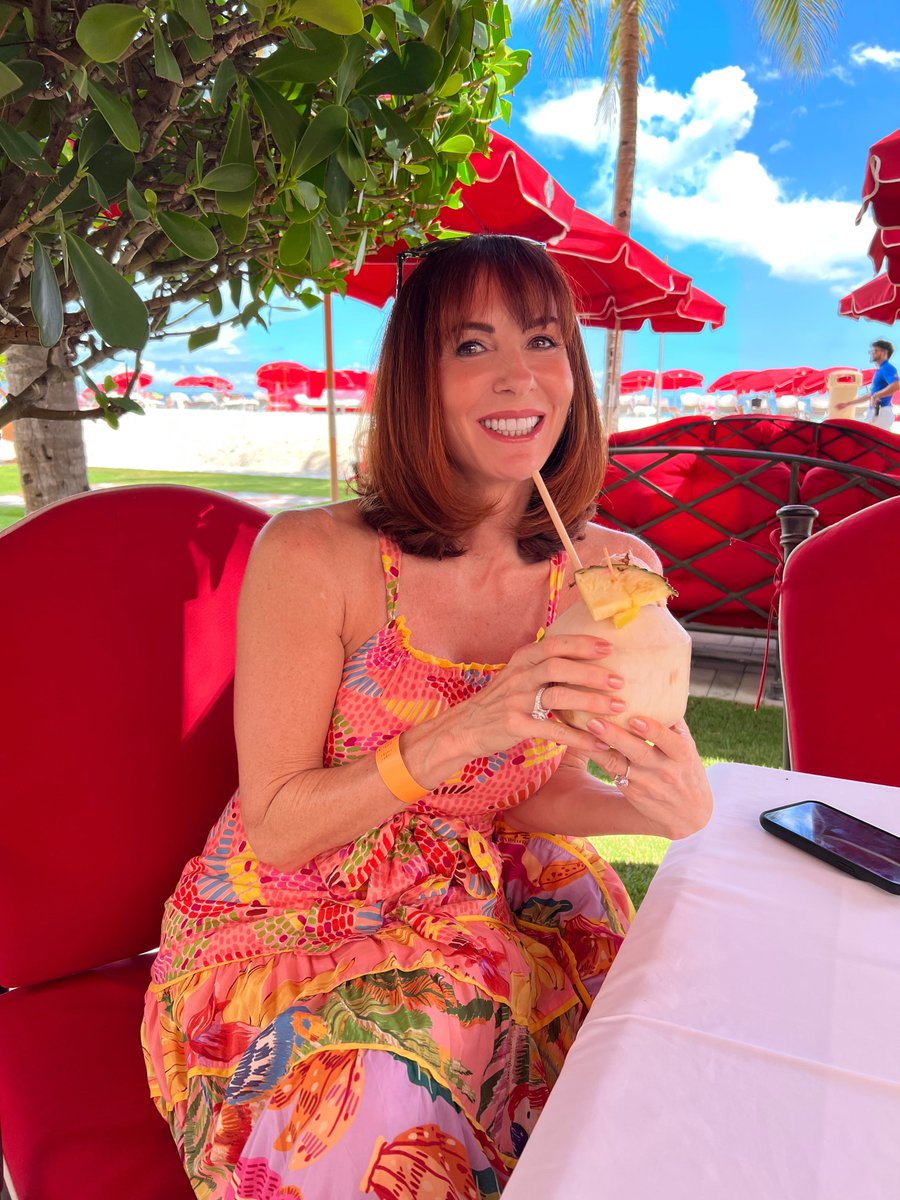 TanaAmen's tweet photo. ndless summer 💜 Cauliflower veggie pizza and coconut water. FRESH coconut water- and I ate the coconut meat lol 😋 Perfect lunch on a hot day… what are your weekend plans? #EndlessWeekend #MiamiLunch #WeekendPlans https://t.co/beGv1BlJDt