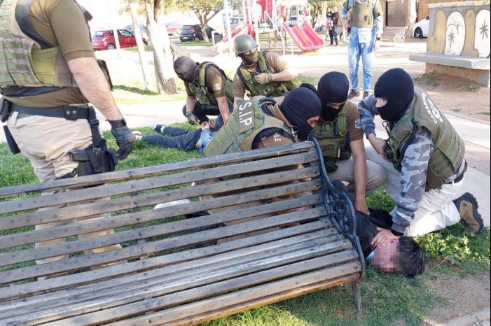 pizarroviera's tweet photo. #Ovalle la tarde del viernes, y tras un procedimiento que involucró allanamiento en dos comunas distintas, funcionarios de la SIP de Carabineros logró la detención de varios sujetos de la banda de Falsos Policías @elovallino https://t.co/9bLJ7GnMeT
