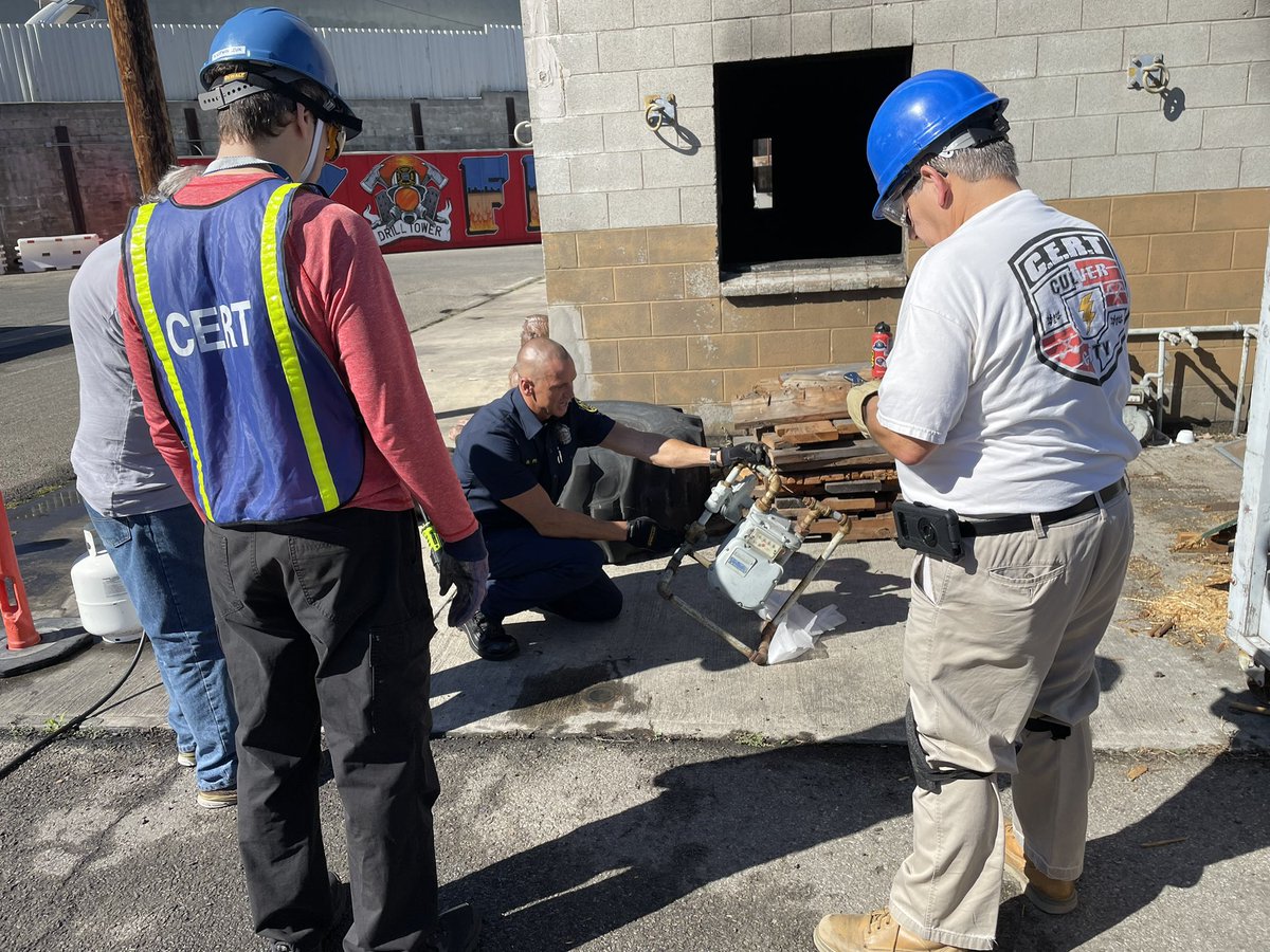 CulverCityCERT's tweet photo. Culver City CERT Refresher in Full Effect π₯ π€ π©Έ
Thank you Culver City Fire Department!
#teamworkmakesthedreamwork #culvercity #cert #ccfd #communityemergencyresponseteam #training #culvercityfire #preparedness @CulverCityFD @CC_Firefighters https://t.co/tRRhjRFtNp