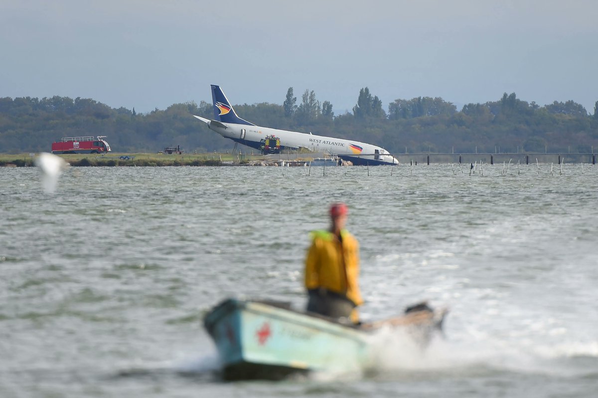 JostoMaffeo's tweet photo. 🛑 ✈️ AVIÓN ACABA EN EL ESTANQUE
Ha ocurrido hoy en #Montpellier #LFMT, #Francia.
Un #Boeing737 aeropostal #WestAtlantic en fase de aterrizaje no ha frenado, ha salido de pista y ha acabado en un estanque.
Ilesos los tres tripulantes, cerrado el aeropuerto.
@controladores https://t.co/hLWbMS0Fx2