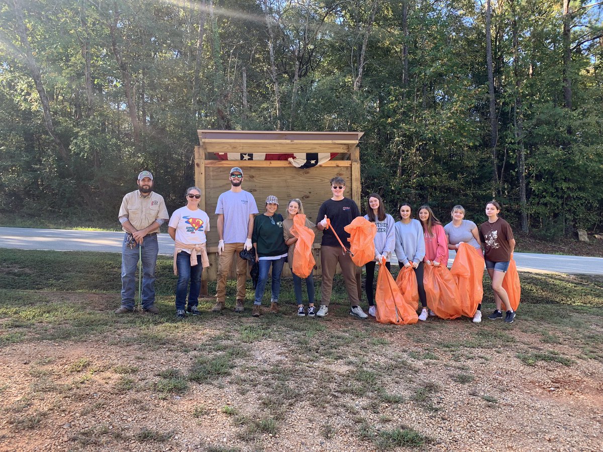 BetsyProffitt's tweet photo. PERFECT day with a PERFECT group of @EcoEagles_ !  They did their part to keep the River ecosystems in Newton County healthy.  Love these dedicated students!  💚🌎💚@EHS_Eagles #riversalive https://t.co/4YazCWnMNJ