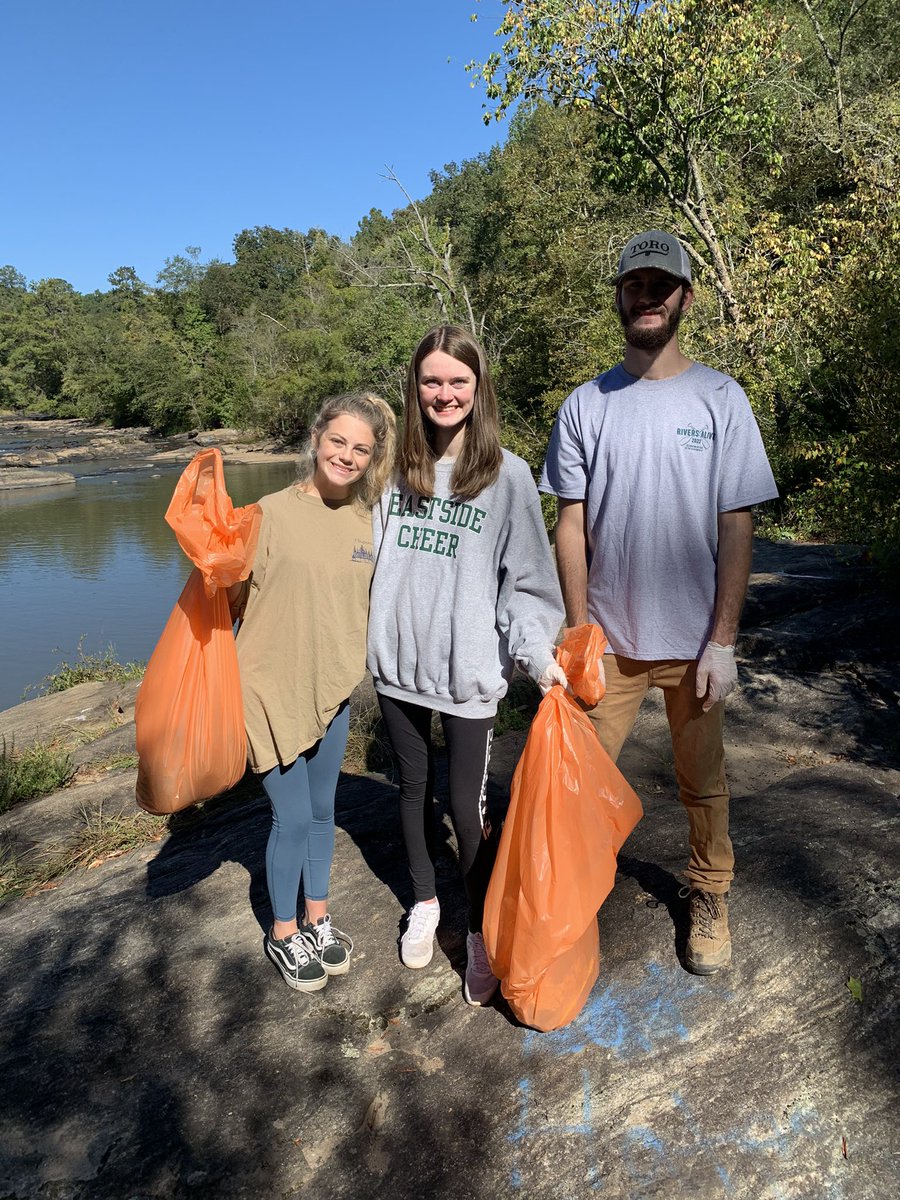 BetsyProffitt's tweet photo. PERFECT day with a PERFECT group of @EcoEagles_ !  They did their part to keep the River ecosystems in Newton County healthy.  Love these dedicated students!  💚🌎💚@EHS_Eagles #riversalive https://t.co/4YazCWnMNJ