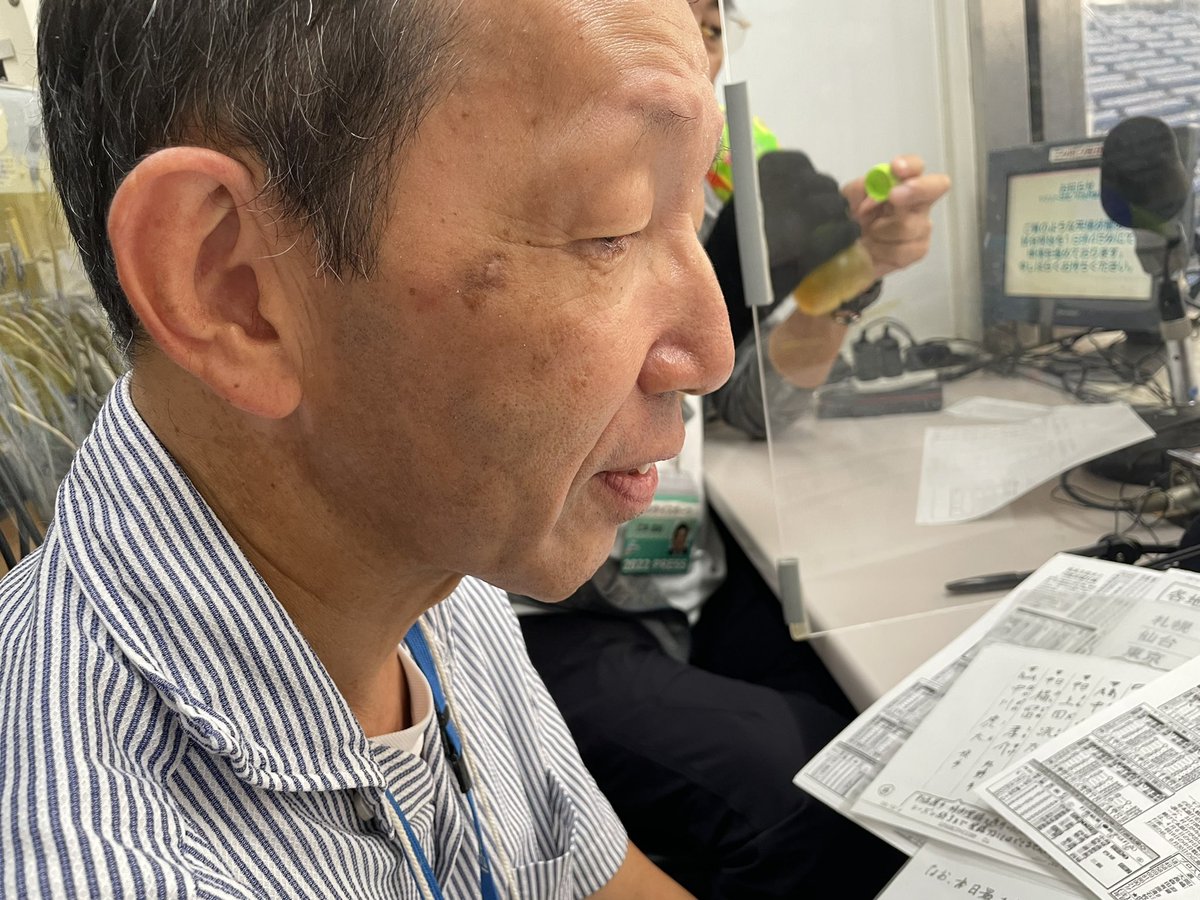 showup93's tweet photo. 1枚目は昨日の神宮球場、2枚目は3年前の甲子園球場。
いずれも雨で試合開始が大幅に遅れることがアナウンスされた直後の実況・松本秀夫アナです。
ベテラン俳優でも出せない様な悲しみに溢れた表情です。
（結局試合開始まで90分喋り倒しました） https://t.co/ZS25NBSL7Y
