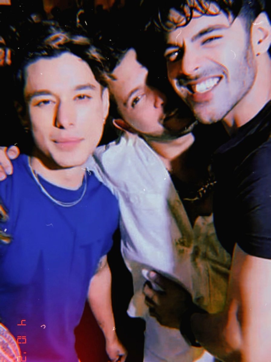 pranish_bfs's tweet photo. HAPPIEST B'DAY SIMBA💫💓
Thanks for being such a wonderful friend to THEM💓💓
Lots of love to you✨♥️

P.S. MEET SOON YOU THREE, WE MISS THIS TRIO😭💓

#PraNish #PraSimNish
#pratiksehajpal #nishantbhat #simbanagpal 
@realsehajpal @TheNishantBhat @SimbaNagpal7 https://t.co/xRZ6gHxVCx