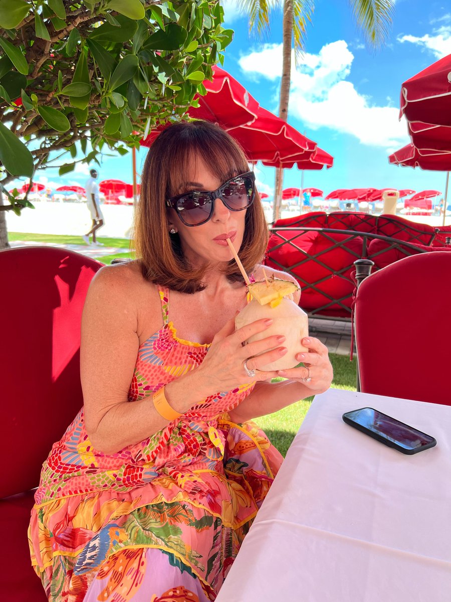 TanaAmen's tweet photo. ndless summer 💜 Cauliflower veggie pizza and coconut water. FRESH coconut water- and I ate the coconut meat lol 😋 Perfect lunch on a hot day… what are your weekend plans? #EndlessWeekend #MiamiLunch #WeekendPlans https://t.co/beGv1BlJDt