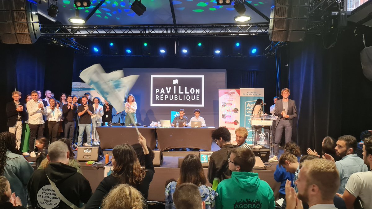 FederationATENA's tweet photo. Félicitations au nouveau Bureau national de @La_FAGE élu à l'occasion du #CongresFAGE! Un grand travail nous attend, collectivement, pour continuer de défendre les droits et intérêts des étudiant.e.s au quotidien. ATENA répondra présente aux côtés de @Etienne_FAGE! https://t.co/owo0ZP61KS