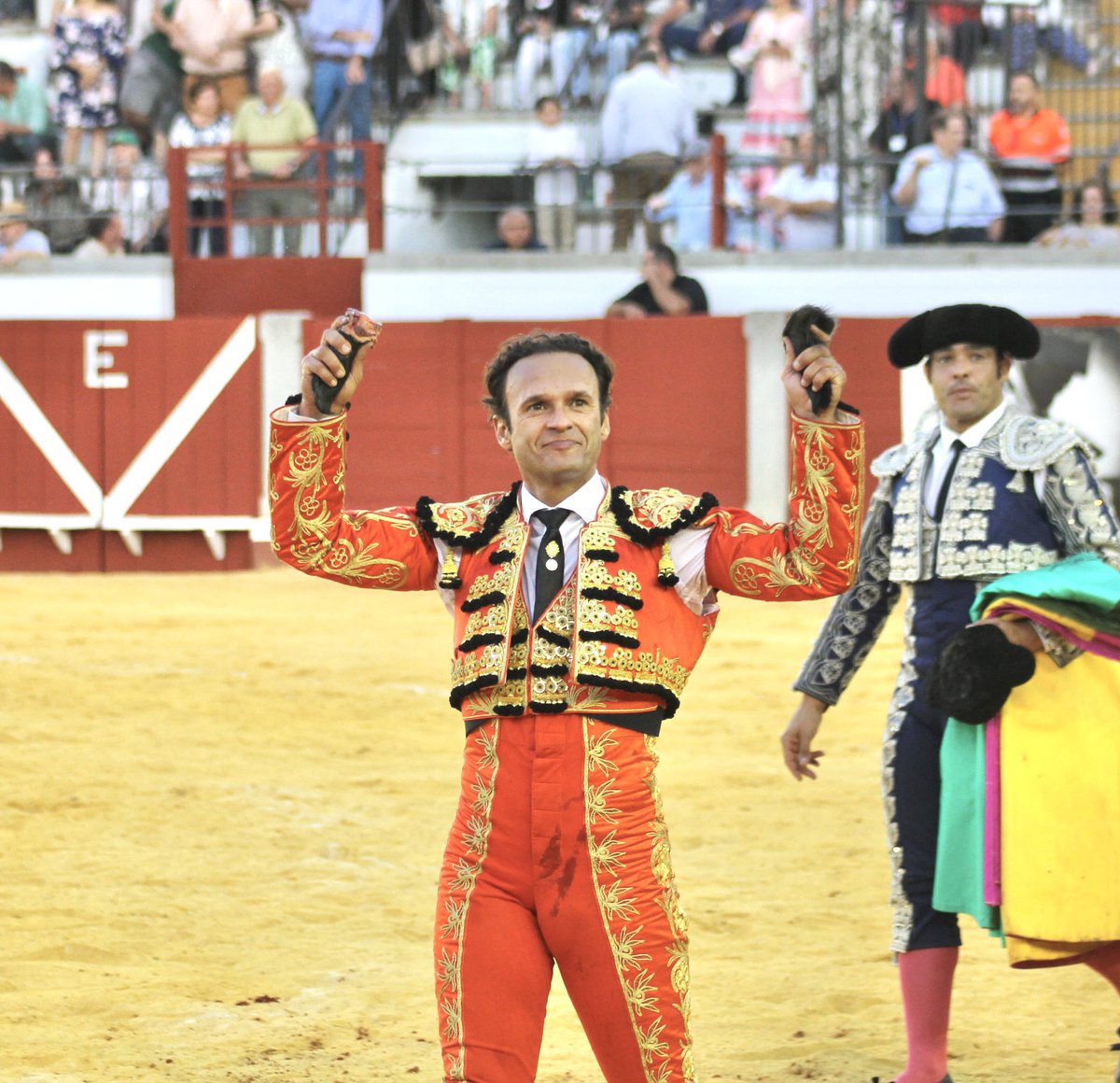 🦋 // Pozoblanco //

✍️ Dos orejas a su Segundo. Un toro que tuvo más movilidad que entrega al que cuajó con oficio y momentos de inspiración. Estocada.

📌Tres orejas. Puerta grande‼️