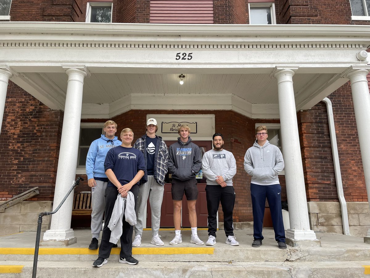 FillippSAU's tweet photo. Fighting Bees Football out in the community this morning! 

Great job men! 

#BeeDifferent https://t.co/joGUFJCYGY