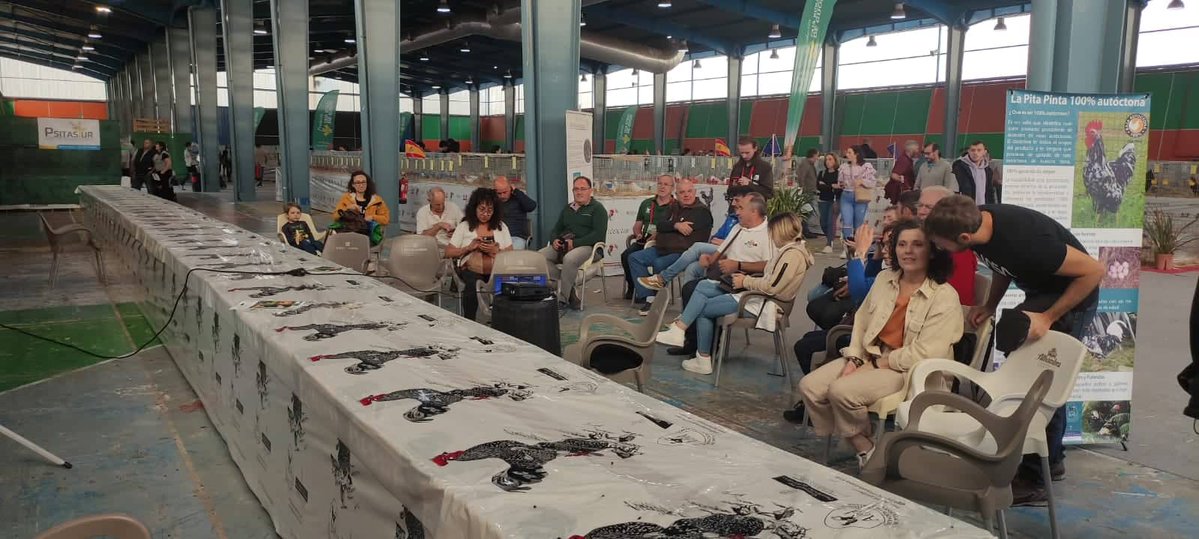 SeridaAst's tweet photo. Esta mañana investigadores del #SERIDA estuvieron presentes en la #28FIAR, #AGROPEC2022, presentando al sector avícola el proyecto europeo @advagromed22,  cuyos ensayos se están haciendo con #Pitapinta  🐓🐓
💰 @PrimaProgram @AgEInves  
  @NySA_SERIDA @unito #Acppa #Fesacocur https://t.co/rGR88YSgdI