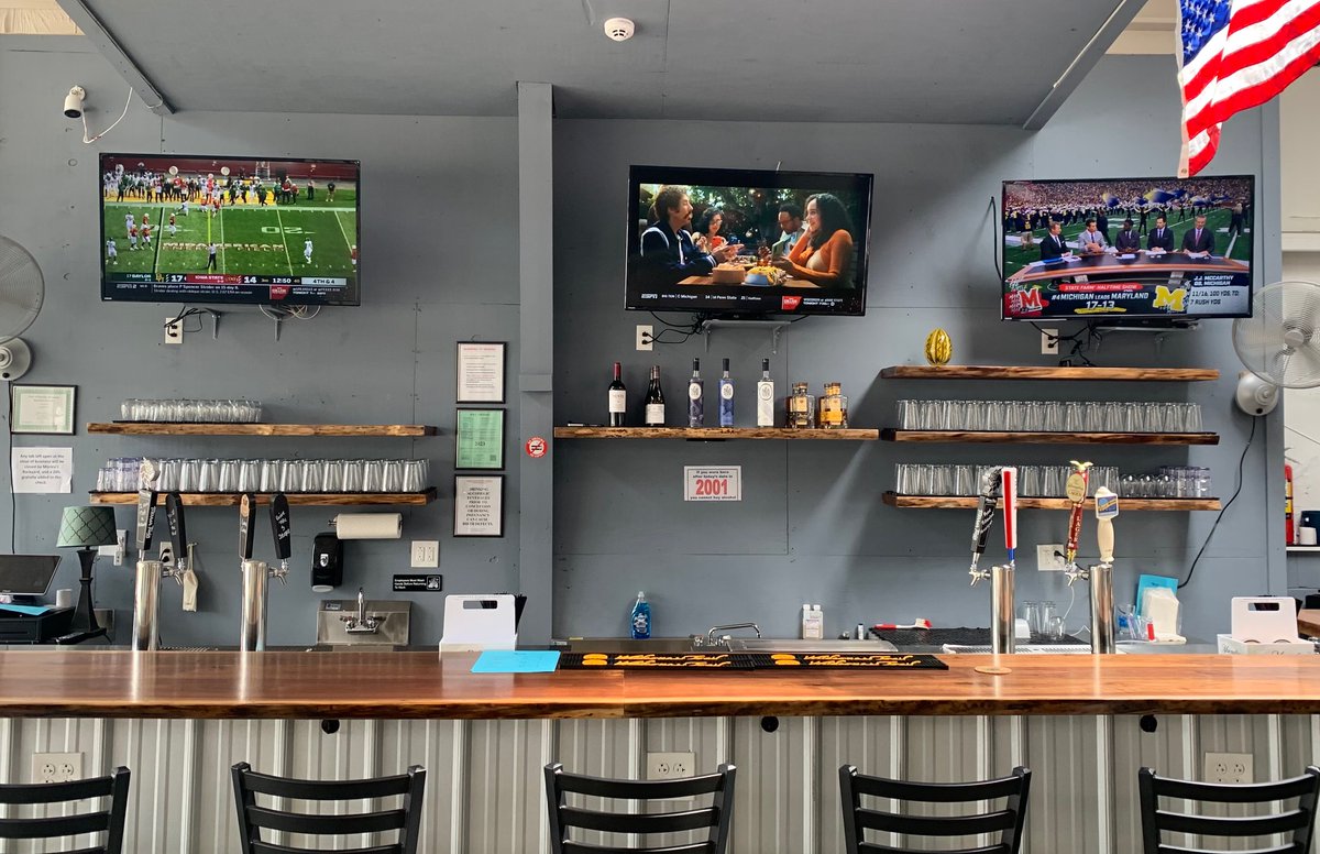 morleysbackyard's tweet photo. We are a perfect place to watch your favorite games! The garage doors are open and the breeze is lovely. #lovelocal #kyproud https://t.co/HRhaQY7sw4