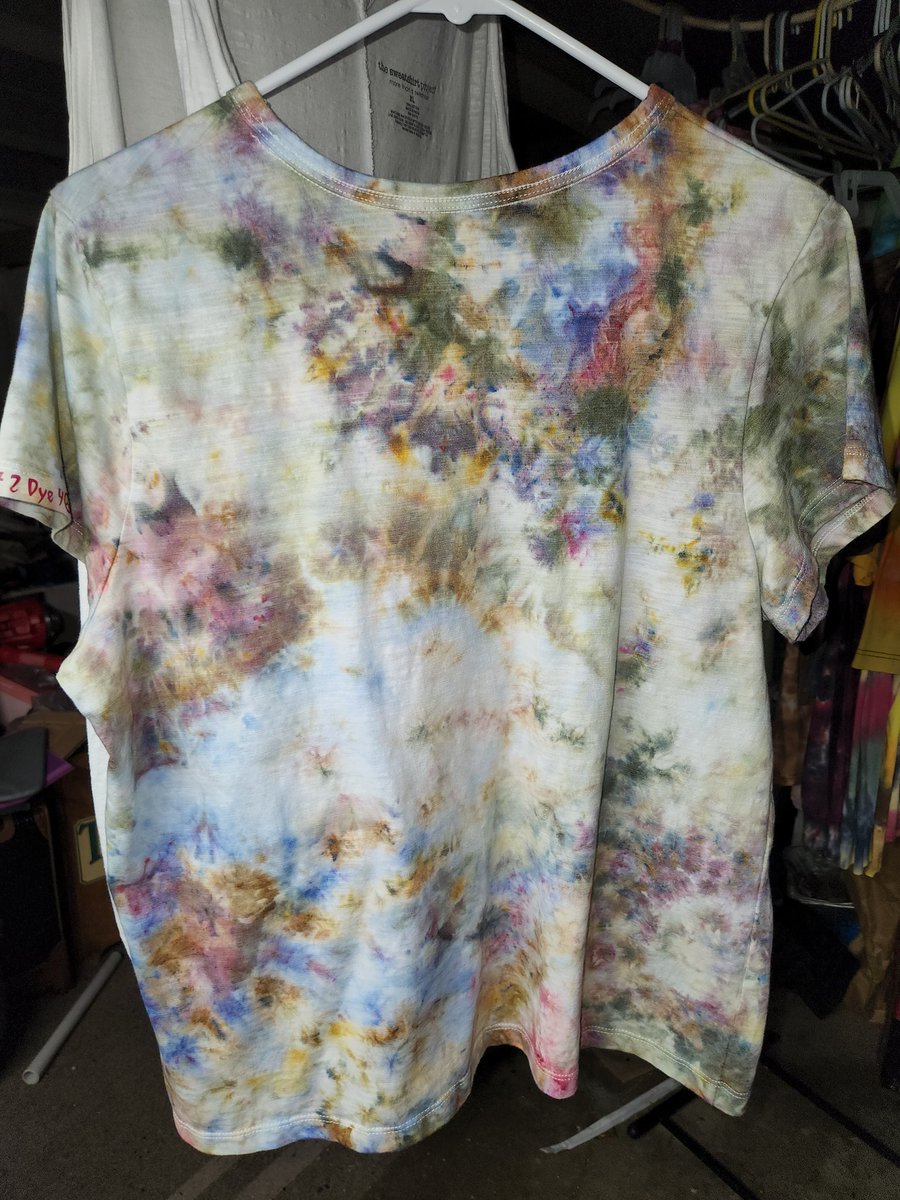 art2dye4u's tweet image. Front and back of a forcep flower and water color background #Art2Dye4 #forcepdyes #icedyes #beauty