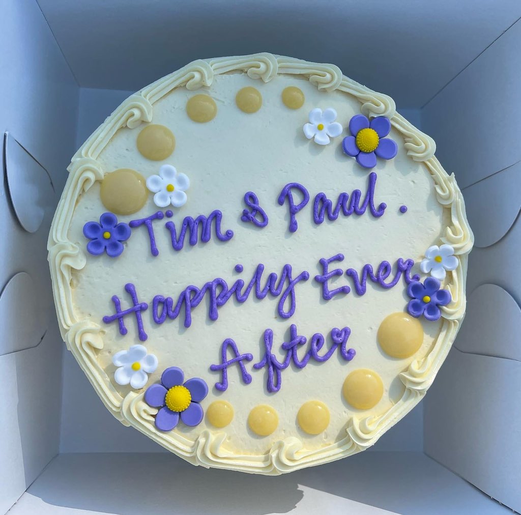 TimSpoor7's tweet photo. After a toast with martinis at #ProperHotelSF where they were so lovely to us, we carried on our wedding day celebrations @DoloresPark in the sunshine with wedding cake from #NoeBakery in The Mission - thank you Dana https://t.co/Uvx5u6QqQr